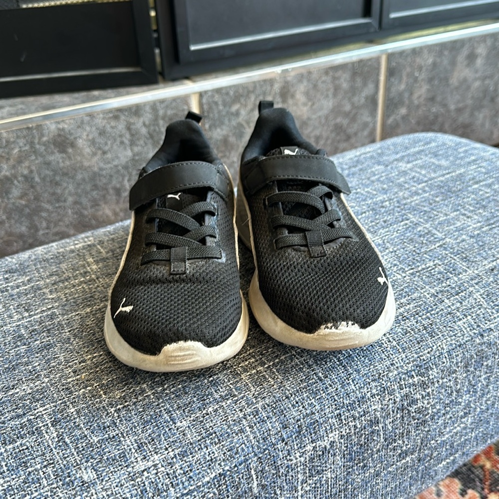 Youth Puma sneakers. Size 3.5 US. GUC.